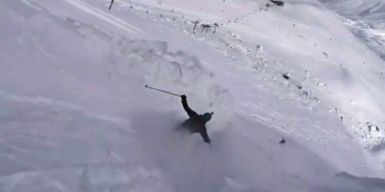 Insolite : il est pris dans une avalanche et se filme !