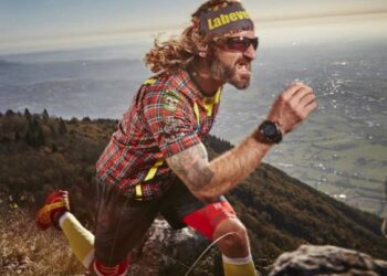 Courir avec des lunettes de vue de soleil trail