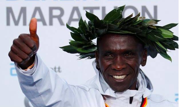 Eliud Kipchoge a battu le record du monde de marathon à Berlin en 2H01 et 39 secondes