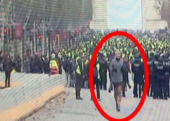 Acte IV : il fait son jogging en pleine manif !