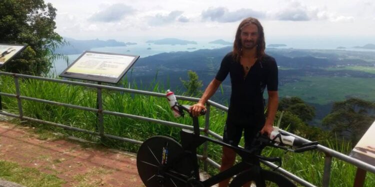 Ce triathlète se lave à l’urine