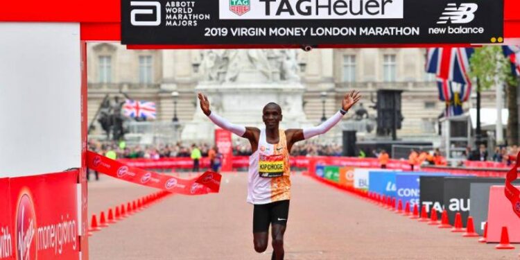Eliud Kipchoge remporte le marathon de Londres en 2h02 et 37 secondes