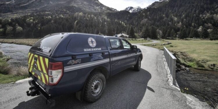 BIEN FAIT : un kakou sort en le clamant bien fort et se fait gauler par les gendarmes !