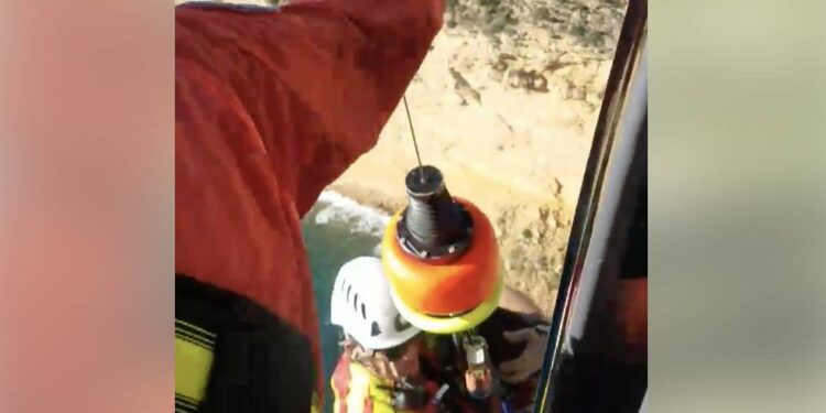 Vidéo scandaleuse : épuisés ils se font secourir