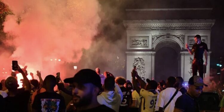 INJUSTICE : les footeux dans la rue, les runners chez eux