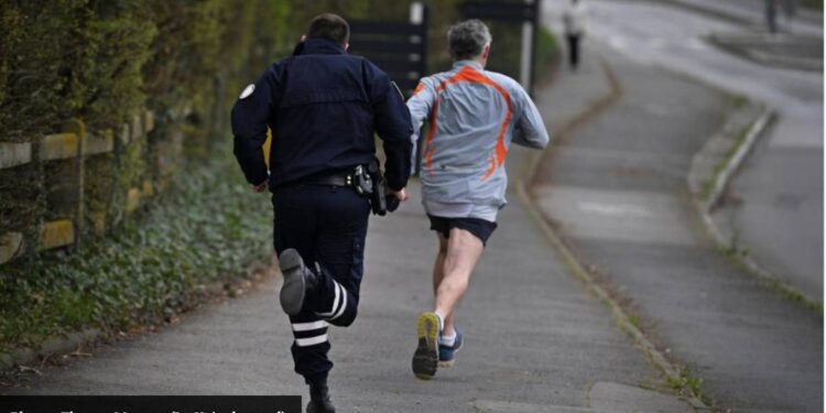 Un coureur fait courir un policier pendant le confinement