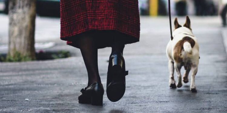 Les vieilles dames en colère contre les joggeurs qui envahissent les villes