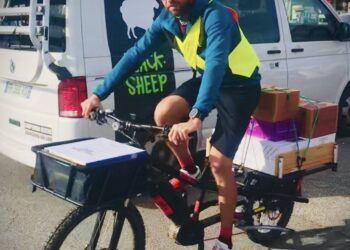 En plein confinement, François d’Haene livre son vin à vélo…