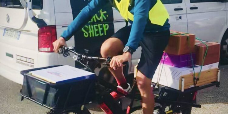 En plein confinement, François d’Haene livre son vin à vélo…