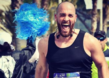 un marathonien participe à l'émission télé Ninja Warrior