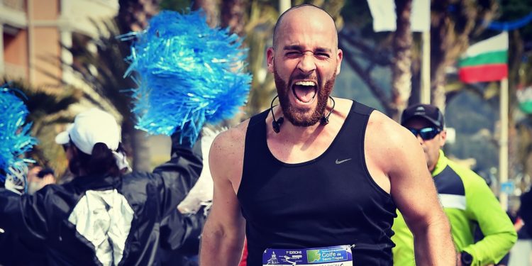 un marathonien participe à l'émission télé Ninja Warrior