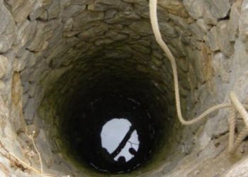 un joogueur tombe dans un puit