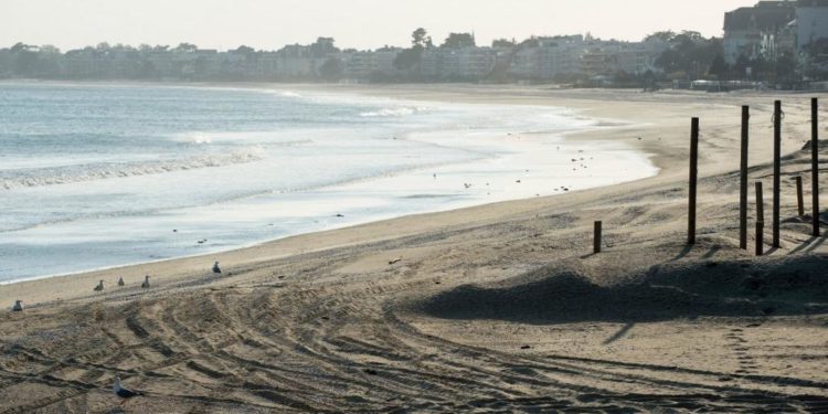 Pour échapper à une amende après le couvre-feu, le joggeur s’enfuit… à la nage