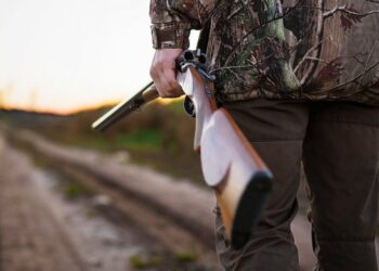 VRAI : en pleine nuit, il va courir en slip et s’en prend à des chasseurs !