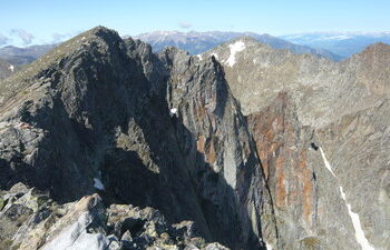Ivre, un traileur descend le pic du Midi en skate