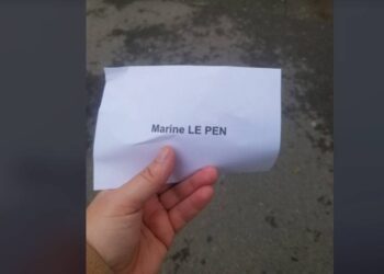 un bénévole insulte