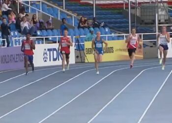 Un athlète arrive dernier aux 400 mètres car sa poutre n’arrête pas de sortir de son short pendant la course