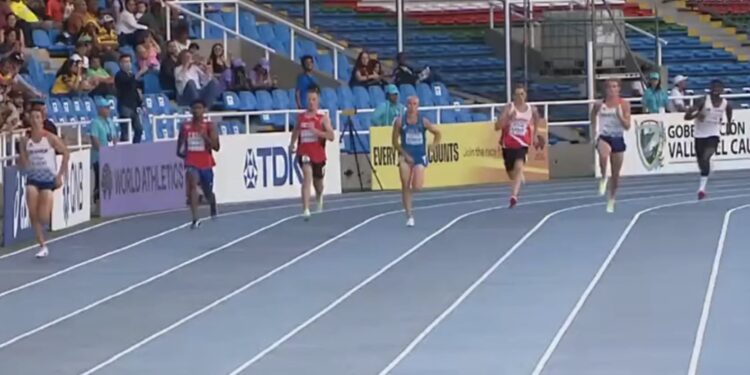 Un athlète arrive dernier aux 400 mètres car sa poutre n’arrête pas de sortir de son short pendant la course