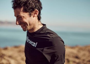 Il achète les nouvelles chaussures Nnormal, il se réveille le lendemain et parle couramment espagnol