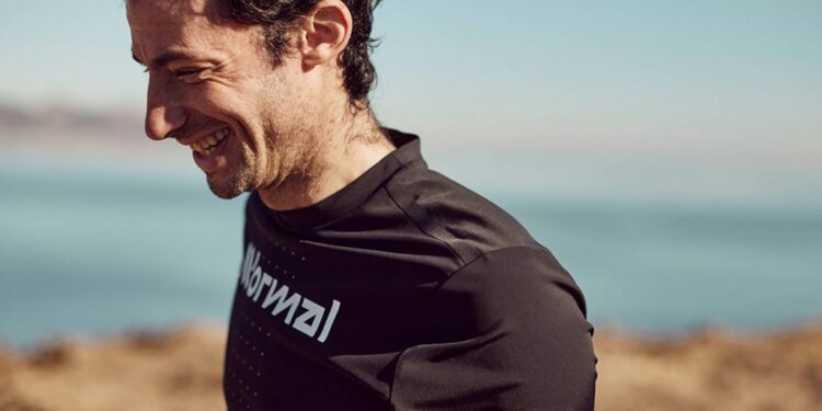 Il achète les nouvelles chaussures Nnormal, il se réveille le lendemain et parle couramment espagnol