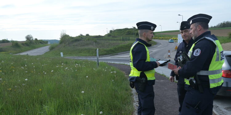 Contrôle de police sur les coureurs qui ne respectent pas le code de la route