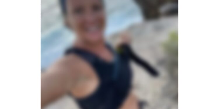 Des traileuses vendent leur lingerie portée