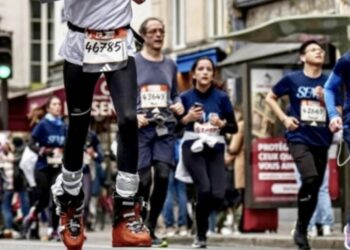 Il a couru le semi-marathon de Paris avec des chaussures de ski