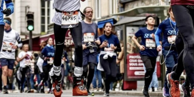 Il a couru le semi-marathon de Paris avec des chaussures de ski