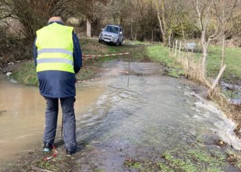 Vidéo : le gagnant du trail se vautre dans l’eau…